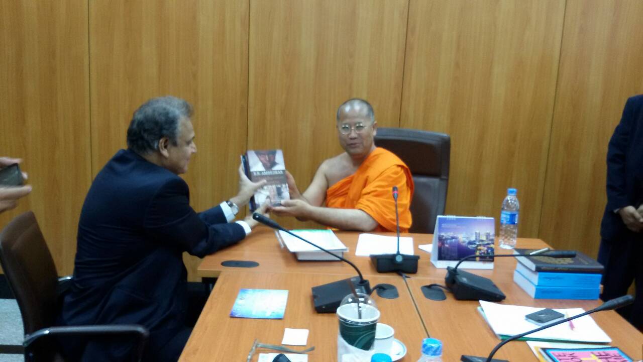 Prof. Sukhadeo Thorat visit mcu for academic coorperation